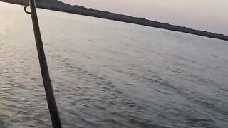 Рыбалка в ОАЭ с берега рыба игла и кастмастер на спиннинге, как вести приманку