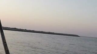 Рыбалка в ОАЭ с берега рыба игла и кастмастер на спиннинге, как вести приманку