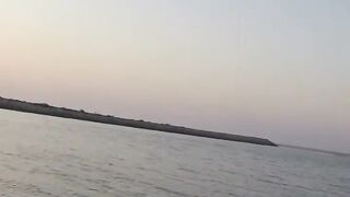 Рыбалка в ОАЭ с берега рыба игла и кастмастер на спиннинге, как вести приманку