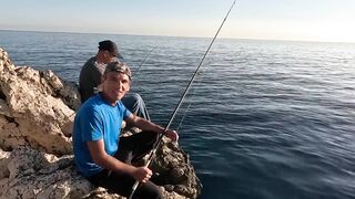 Семейная донная ловля на скалах в Турции и жарка свежего Gara Tavı прямо у моря