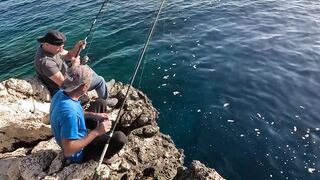 Семейная донная ловля на скалах в Турции и жарка свежего Gara Tavı прямо у моря