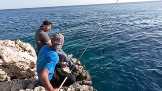 Семейная донная ловля на скалах в Турции и жарка свежего Gara Tavı прямо у моря