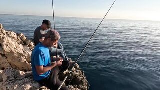 Семейная донная ловля на скалах в Турции и жарка свежего Gara Tavı прямо у моря