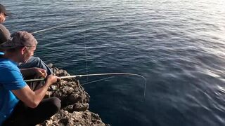 Семейная донная ловля на скалах в Турции и жарка свежего Gara Tavı прямо у моря