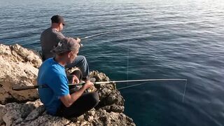 Семейная донная ловля на скалах в Турции и жарка свежего Gara Tavı прямо у моря