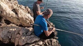 Семейная донная ловля на скалах в Турции и жарка свежего Gara Tavı прямо у моря