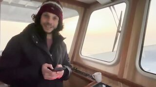 Бурное море: بحر الشمال с голландским рыбаком и жесткие условия