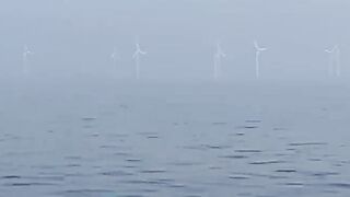 Бурное море: بحر الشمال с голландским рыбаком и жесткие условия