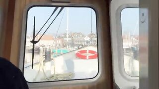 Бурное море: بحر الشمال с голландским рыбаком и жесткие условия