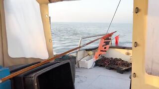 Бурное море: بحر الشمال с голландским рыбаком и жесткие условия