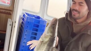 Бурное море: بحر الشمال с голландским рыбаком и жесткие условия