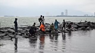 Phu Loc/Phú Lộc, кефаль у каменной косы в устье реки Da Nang/Дананг