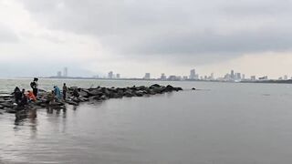 Phu Loc/Phú Lộc, кефаль у каменной косы в устье реки Da Nang/Дананг