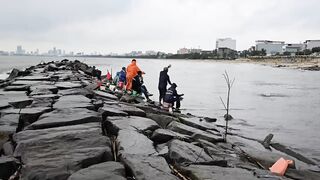 Phu Loc/Phú Lộc, кефаль у каменной косы в устье реки Da Nang/Дананг