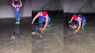 Ночью голыми руками поймали giant catfish в мелководье реально ли так?