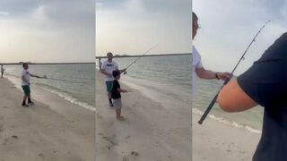 Dubai (Дубай) UAE пляжная точка и вечерняя ловля у города что клюнуло