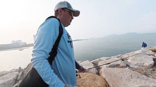 Морская рыбалка в Pattaya - твичинг с берега по прибойной волне