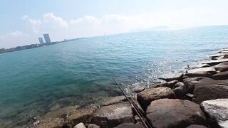 Морская рыбалка в Pattaya - твичинг с берега по прибойной волне