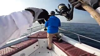 Сначала уже резали рыбу под сашими, а желтоперый в Фуджейре потом еще заставил побегать