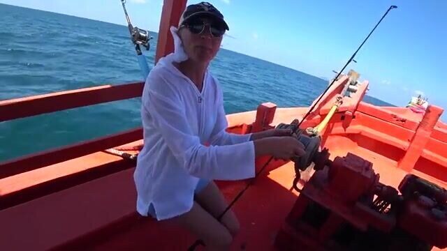 Первый трофей у Паттайи - морская рыбалка в Паттайе с кальмаром