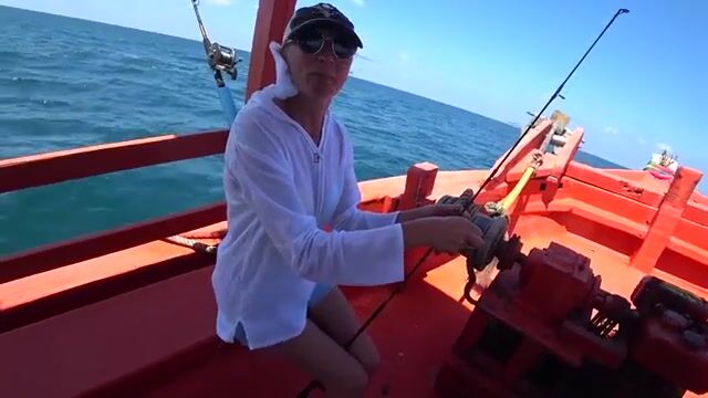 Первый трофей у Паттайи - морская рыбалка в Паттайе с кальмаром