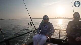 На лодке было больше родни и друзей, чем тишины, а рыба у Као Лака все равно пришла