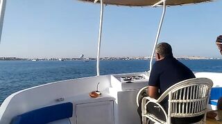 Котенок на борту вел себя спокойнее нас, а в Хургаде клевать начало только после рассвета