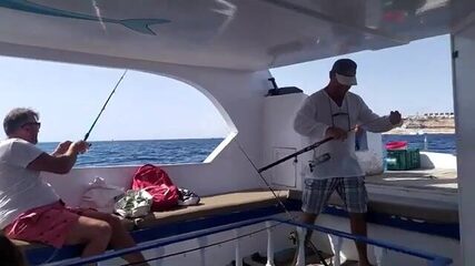 Команда отеля на большом борту - рыбалка с яхты в Хургаде
