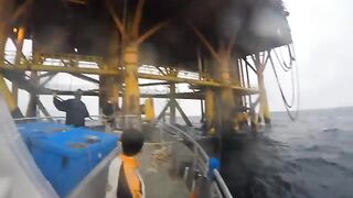 Нефтяная вышка и ночной кальмар - рыбалка в Гонконге с лодки