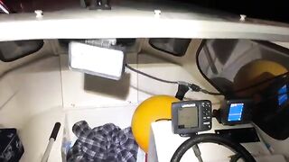 Ночная рыбалка в Великобритании в одиночку с BBQ на лодке