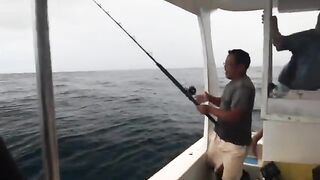 Три mahi mahi у Нуса-Лембонгана - рыбалка на Бали с местными