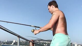 Капитан рядом у борта - рыбалка на яхте в Сочи