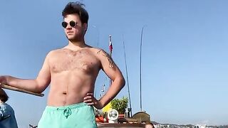 Капитан рядом у борта - рыбалка на яхте в Сочи