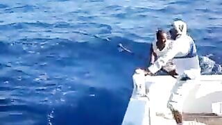 Помощь у борта и большой тунец - рыбалка в Красном море в Египте