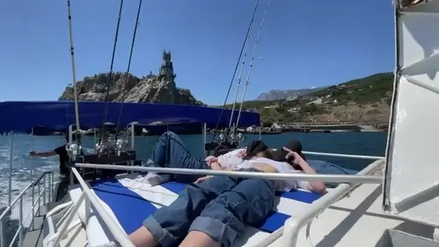 До Ласточкиного гнезда на катере - рыбалка на Черном море у Ялты