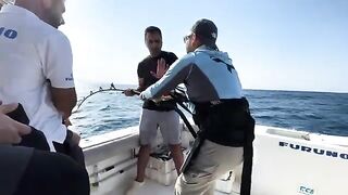 Голубой тунец у Измира с глубины 30-40 м - морская рыбалка в Турции