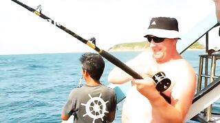 Эхолот, живой кальмар и риф после обеда - морская рыбалка в Паттайе