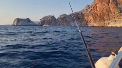 С маленькой лодки под крепость - рыбалка в Алании до темноты