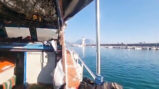 С маленькой лодки под крепость - рыбалка в Алании до темноты