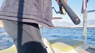 С маленькой лодки под крепость - рыбалка в Алании до темноты