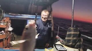 С маленькой лодки под крепость - рыбалка в Алании до темноты