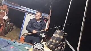 С маленькой лодки под крепость - рыбалка в Алании до темноты