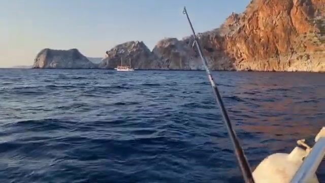С маленькой лодки под крепость - рыбалка в Алании до темноты