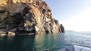 Лодочный выход к Аю-Дагу - рыбалка на Черном море вдоль скал