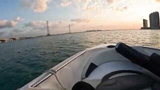 Подсачек под ногой и queenfish у борта - рыбалка в Абу-Даби с катера