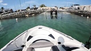 Подсачек под ногой и queenfish у борта - рыбалка в Абу-Даби с катера