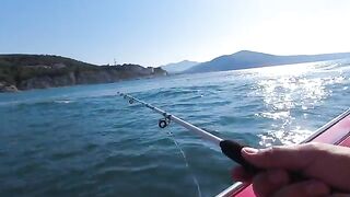 Туристический катер от пляжа - морская рыбалка в Геленджике у Архипо-Осиповки
