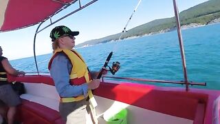 Туристический катер от пляжа - морская рыбалка в Геленджике у Архипо-Осиповки