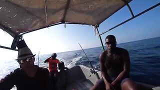 Бензин для чужой лодки и барракуда на обед - рыбалка на Занзибаре