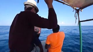 Бензин для чужой лодки и барракуда на обед - рыбалка на Занзибаре